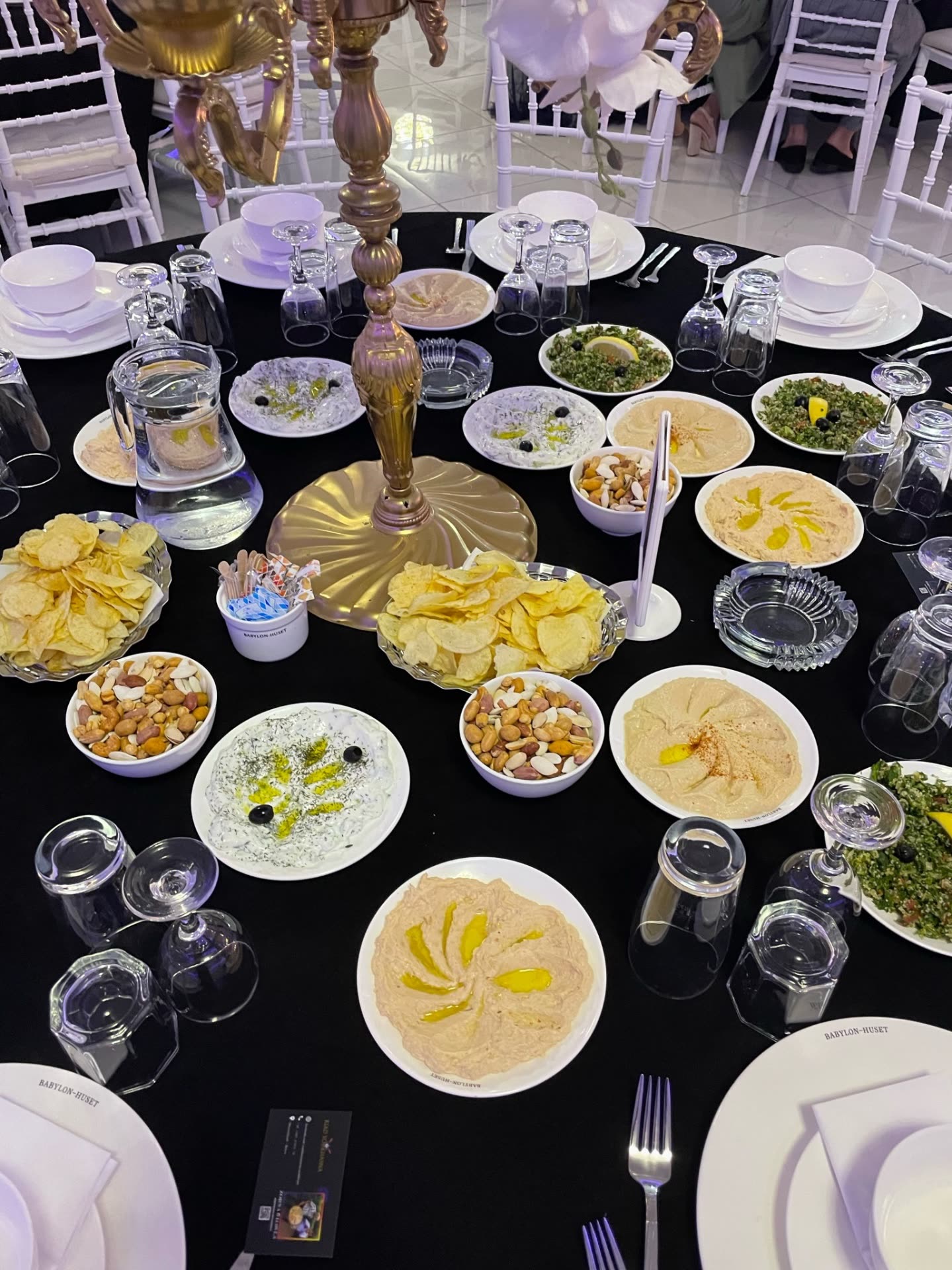 Bord dækket med mezze og sort dug til fest i Babylon Huset