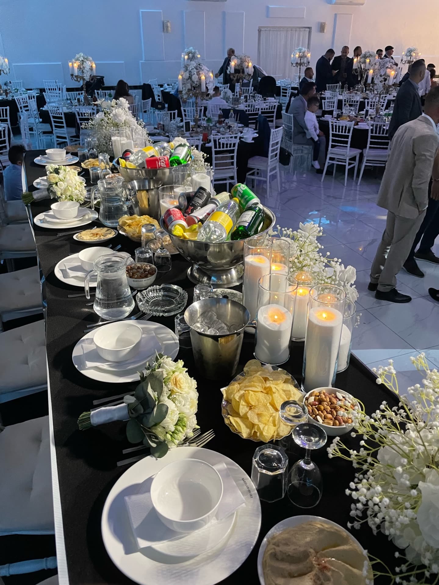 Festbord med levende lys, blomster og forretter i Babylon Huset