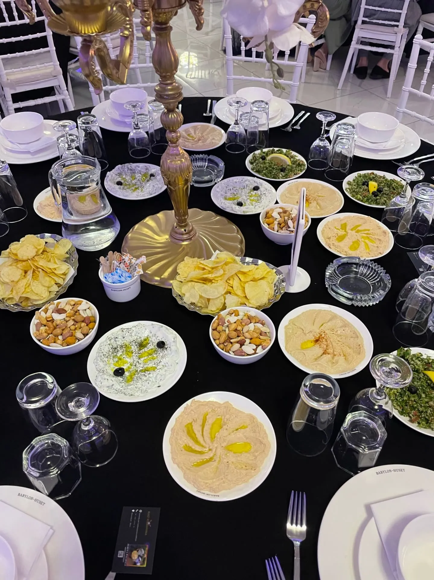 Bord dækket med mezze og sort dug til fest i Babylon Huset